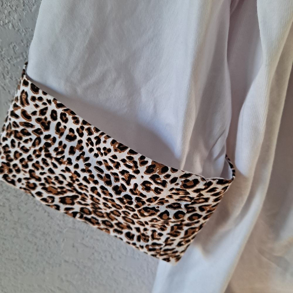 Cathy White button down shirt with leopard print sleeves - Picture 4 of 7